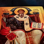 Спиридон Тримифунтский на троне. Икона дерево — необычный подарок — фотография 5
