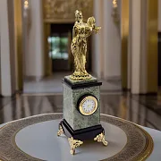 Подарочные часы с Фемидой из жадеита и долерита, 280 мм — фотография 1
