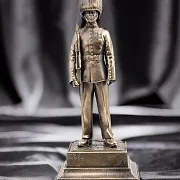 Бронзовая статуэтка «Королевский гвардеец Великобритании» — красивый подарок — фотография 1