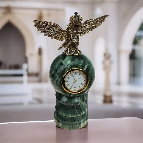 На память: Часы с двуглавым орлом на шаре