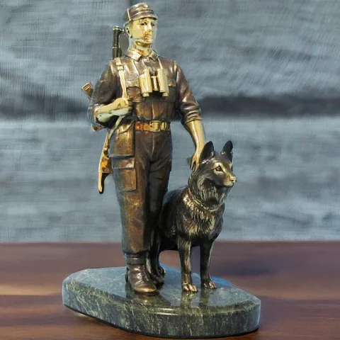 На память: Бронзовая статуэтка «Пограничник»