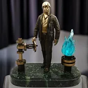 Бронзовый сувенир «Работник газовой промышленности» в подарок — фотография 1