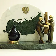Бронзовый сувенир «Российская добыча нефти» на камне — необычный подарок — фотография 2