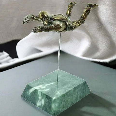 Ручная работа: Статуэтка «Парашютист» со змеевиком и патиной