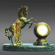 Подарочные овальные настольные часы «Конь» из бронзы и змеевика — фотография 2