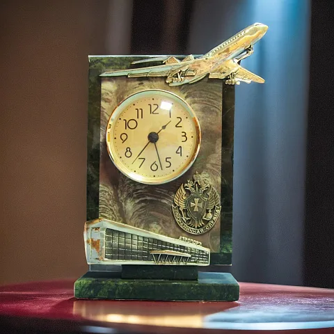 Настольные часы с самолётом и змеевиком — необычный подарок