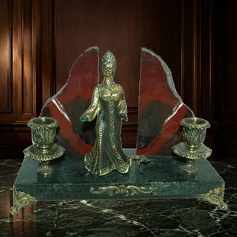 На память: Подсвечник «Хозяйка Медной горы» из бронзы, яшмы и змеевика