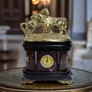 Подарочные каминные часы «Кони на воле» из креноида — фотография 1