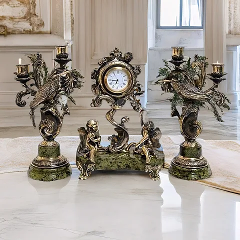 Подарочные каминные часы «Колибри» из креноида с канделябрами