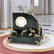 Ручная работа: Настольные часы «Охота» на змеевике — фотография 1