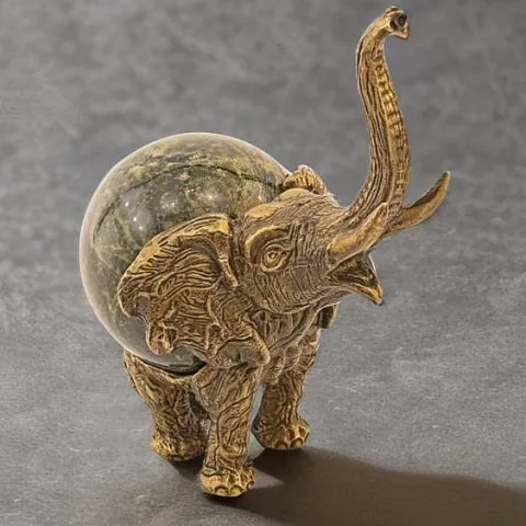 На память: Бронзовая скульптура «Слон и шар» со змеевиком